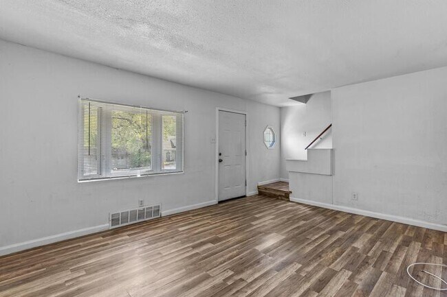 Primary Photo - 8817 Blewett Ave