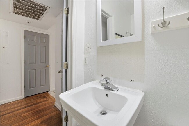 Building Photo - 519 W 6th Ave