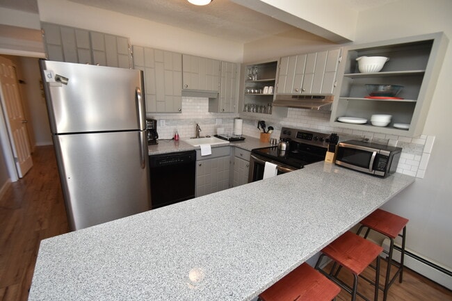 Building Photo - 833 Straight Creek Dr