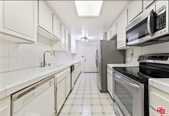 Building Photo - 321 N Oakhurst Dr