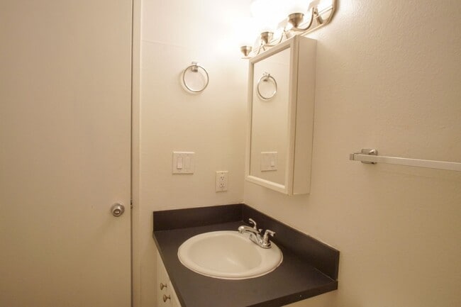 Building Photo - Spacious Ground-Floor One-Bedroom in Desir...