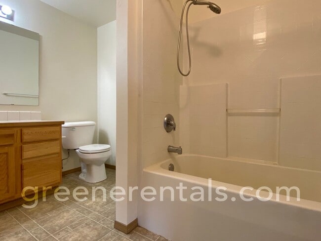 Building Photo - 3BR 2BA Townhouse Located off Steilacoom Rd