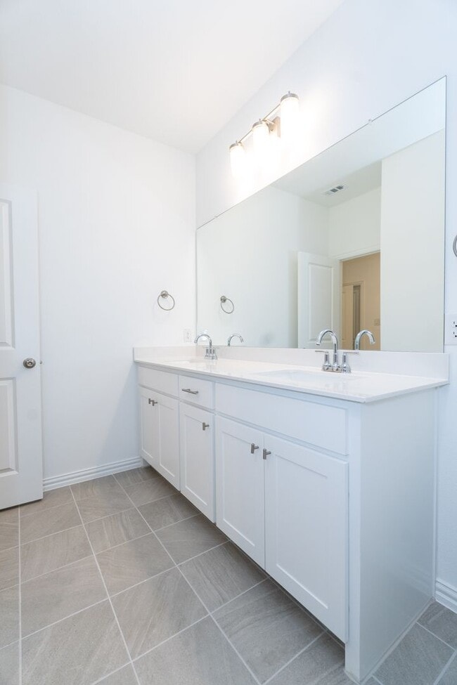 Building Photo - 9508 Espalier St