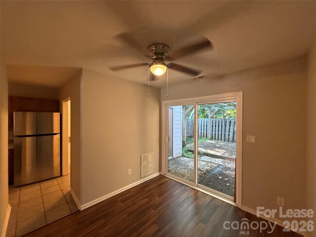 Building Photo - 2325 Brookview Ct