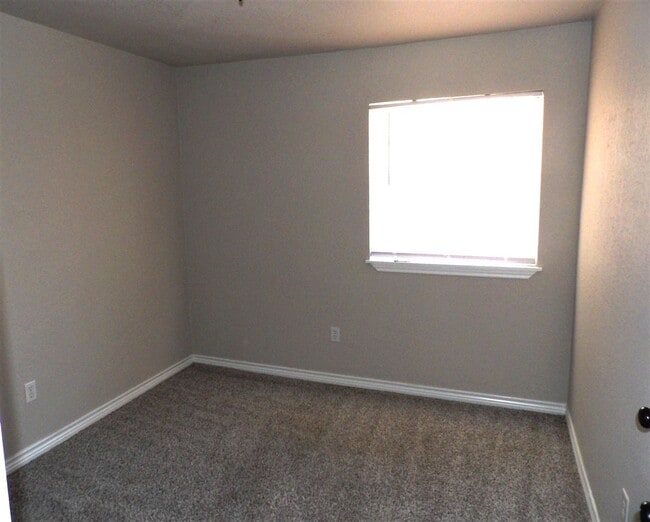 Building Photo - 125 SE Surrey Ln