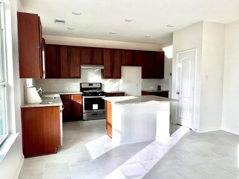 Building Photo - 7218 Bakersfield Ct