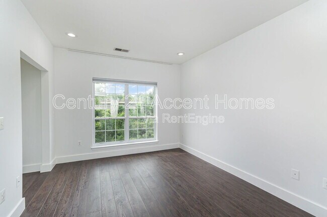 Building Photo - 4860 Eisenhower Ave