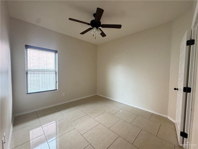 Building Photo - 13 Candy Ln