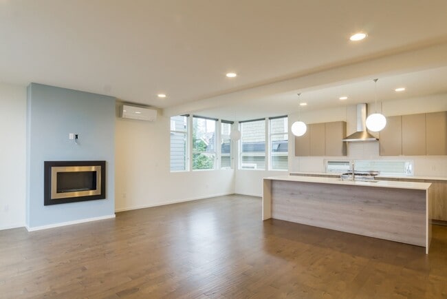 Building Photo - 3Bd/3.25Ba Seattle Home