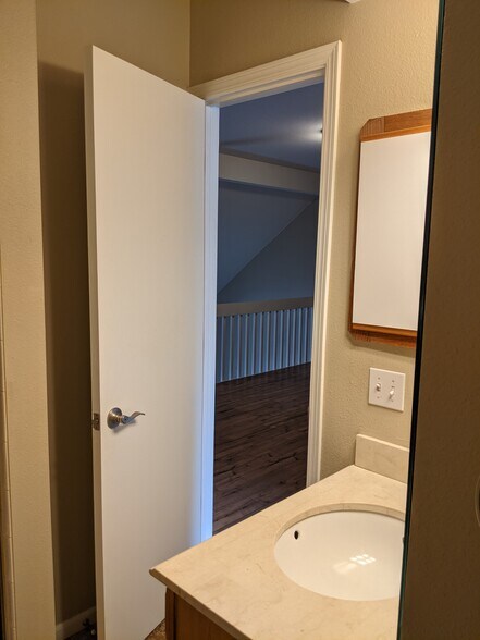 Upstairs bathroom - 2929 Ross Dr