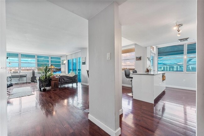 Building Photo - 18011 Biscayne Blvd
