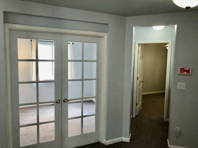 Building Photo - Charming Ranch Home with Office, A/C & Fen...