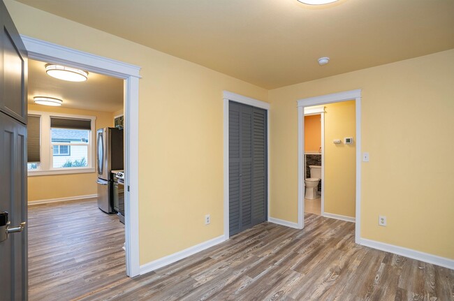 Building Photo - Convenience Meets Charm in this 3 Bedroom ...