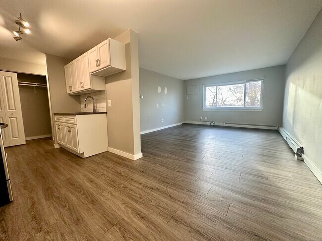 Building Photo - 111 Sherbrooke Ave