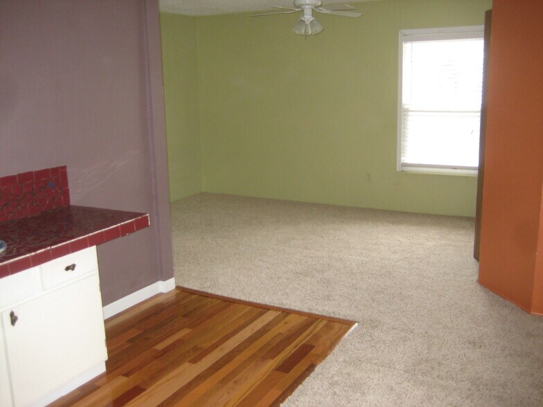 Spacious bedroom - 121 Lamar Ave