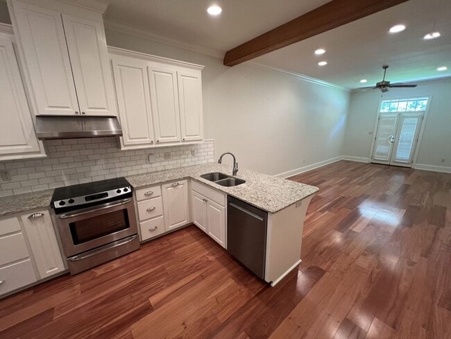 Building Photo - Trendy, 2 bedroom, 2 bathroom townhouse lo...