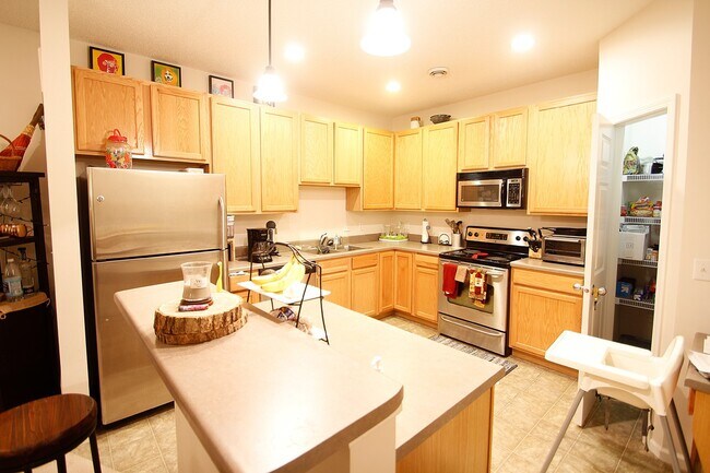 Kitchen - 10740 Town Square Dr NE