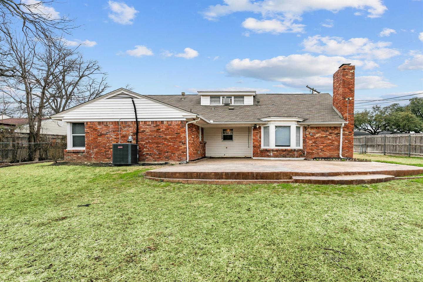 Building Photo - Charming 5BR Fort Worth home with big backyard & patio