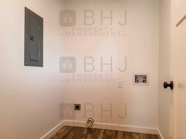 Building Photo - 2 BED/ 1.5 BATH TOWNHOME