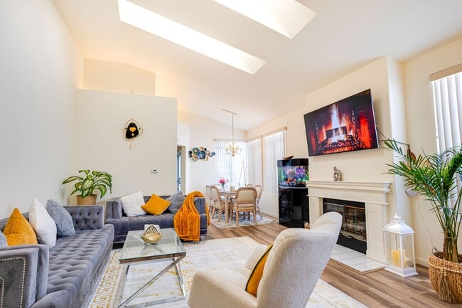 Building Photo - Gorgeous Single story home - walking dista...