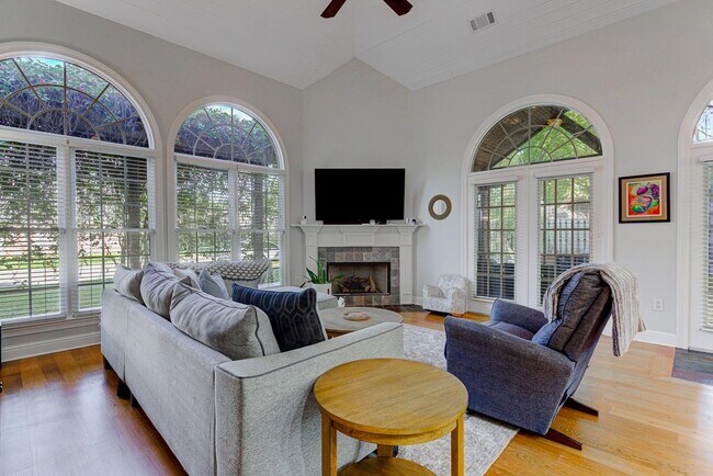 Building Photo - 1765 Hartwell Manor N