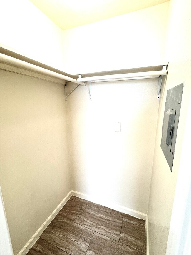Building Photo - 717 Richcrest Dr