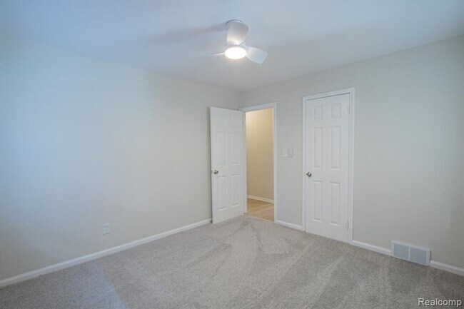 Building Photo - Beautifully renovated brick bungalow