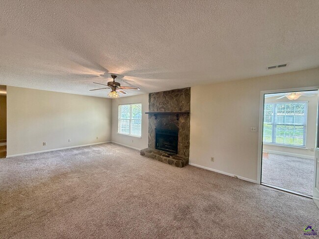 Building Photo - 104 Water Dr