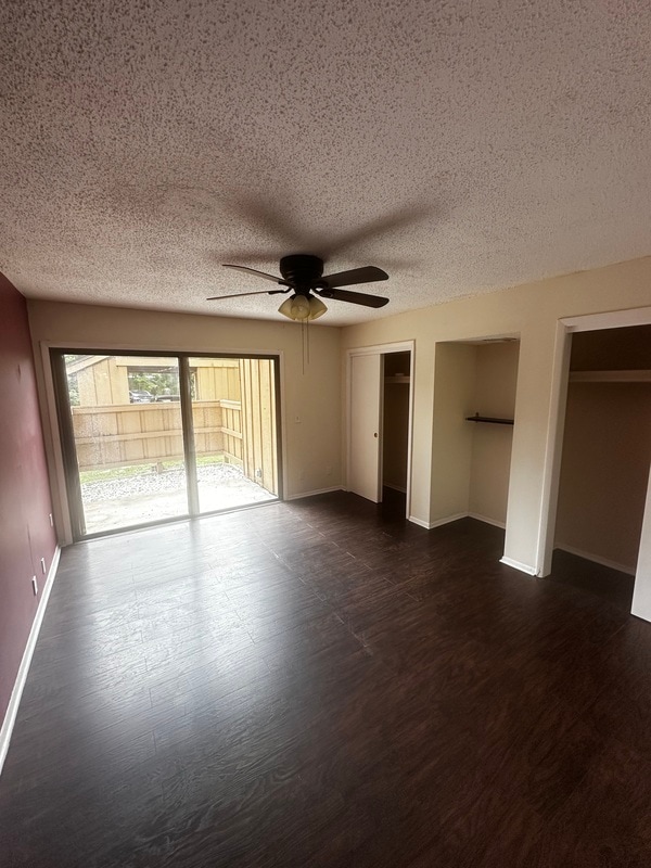 Building Photo - 252 Crown Oaks Way