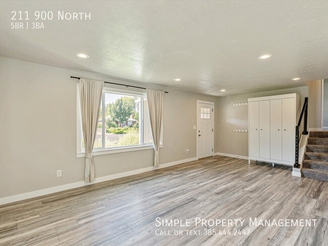 Building Photo - 211 900 N