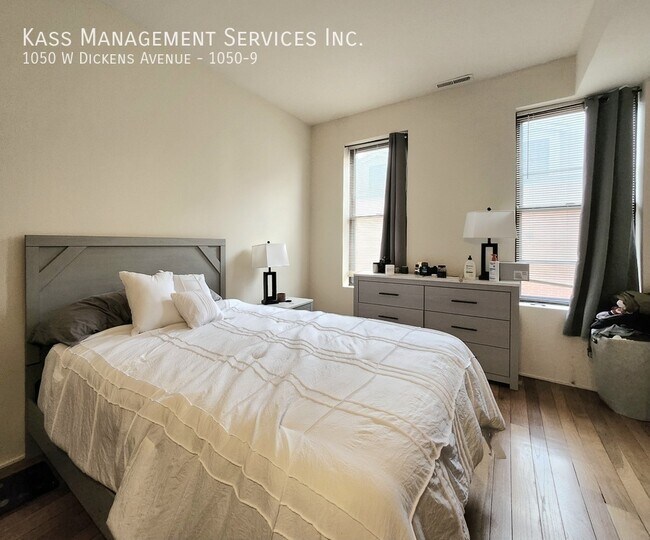 Building Photo - 1050 W Dickens Ave