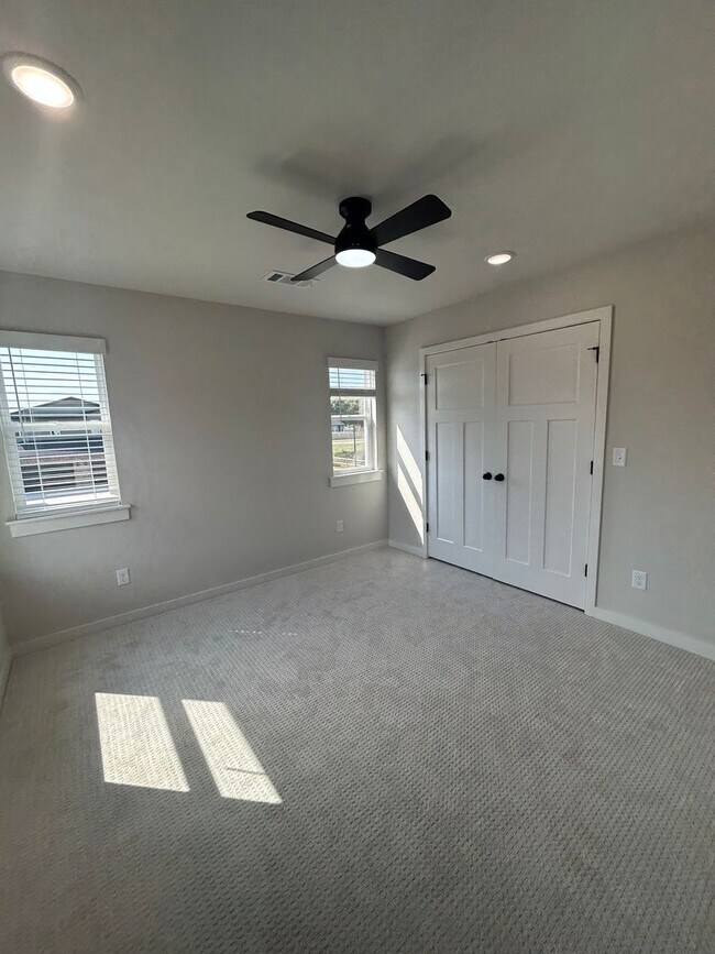 Building Photo - 621-623 Cosmos St