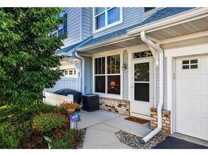 Building Photo - Quiet 2 bedroom with study area.