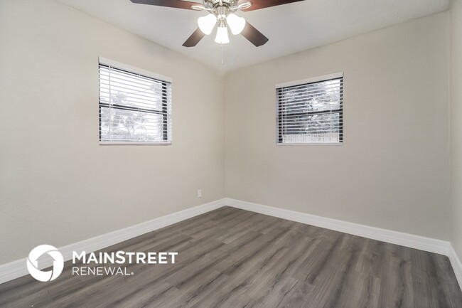 Building Photo - 6808 Ravenna Ave