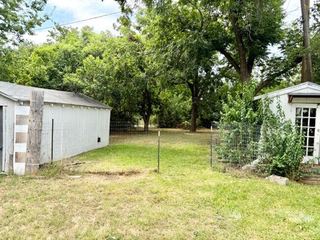 Building Photo - Bonus Room