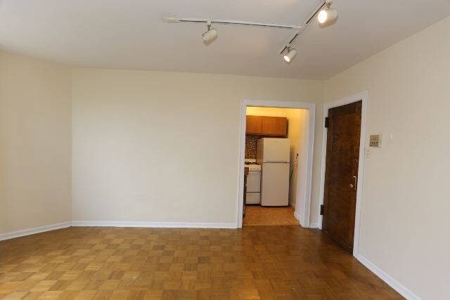 Building Photo - 744 W Belmont Ave