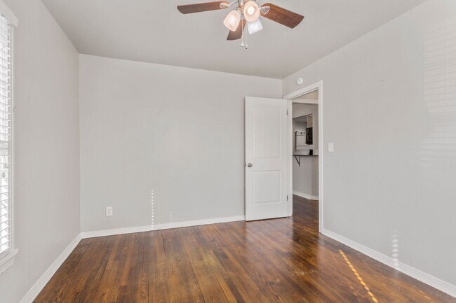 Building Photo - Live/work One Bedroom with Study in Plaza ...
