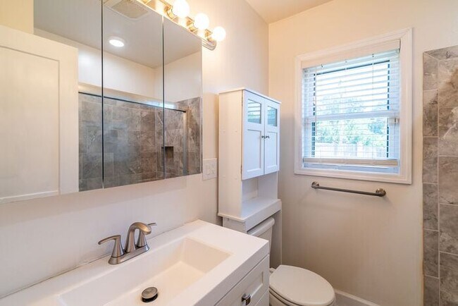 Building Photo - Charming Renovated 2BR Home in Revolution Park – Minutes from Uptown Charlotte!