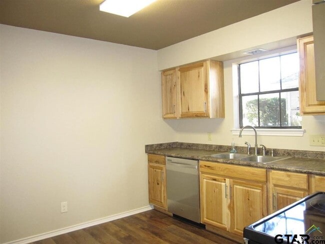 Building Photo - 323 Top Hill Dr