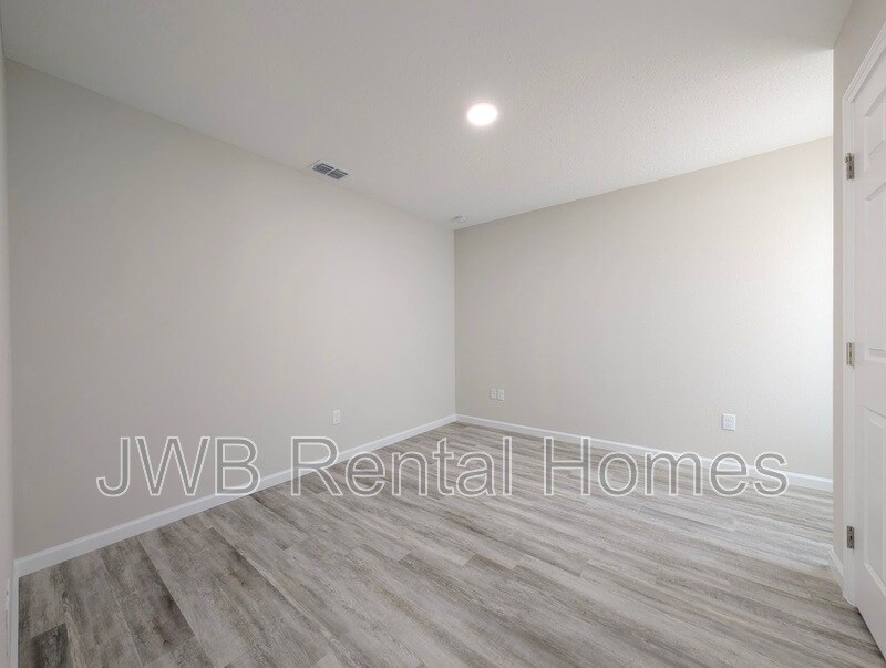 Building Photo - 256 E 18th St
