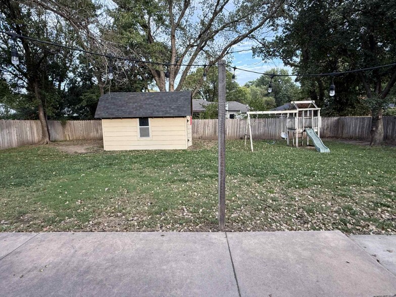 Building Photo - 1324 N Crestline St