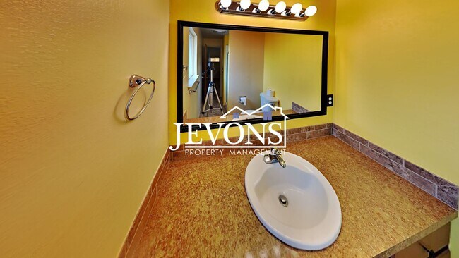 Building Photo - 3-bedroom single-family home near Randall ...