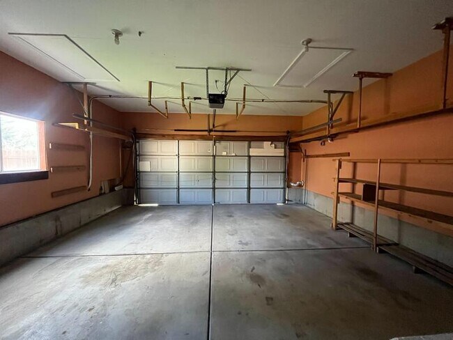 Building Photo - 11301 Sandy Ridge Dr