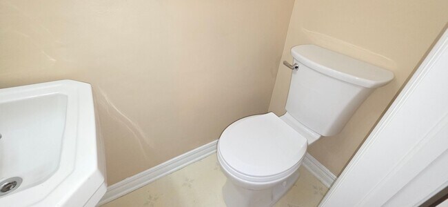 Building Photo - Spacious 4 Bedroom Home close to Missouri State University! $1495!