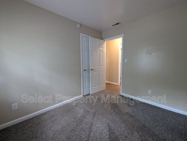 Building Photo - 3220 Thames Dr