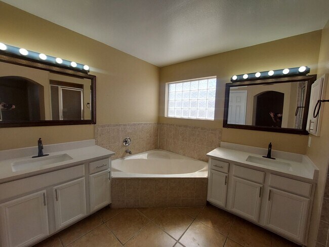 Building Photo - 4 BEDROOM 3 BATHROOM HOME! fully remodeled...
