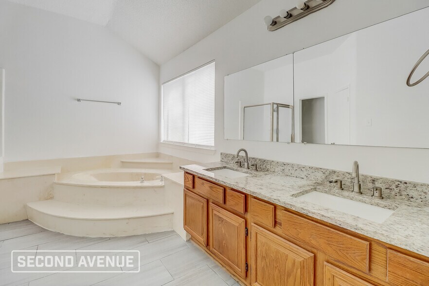 Building Photo - 8802 Briarwood Dr