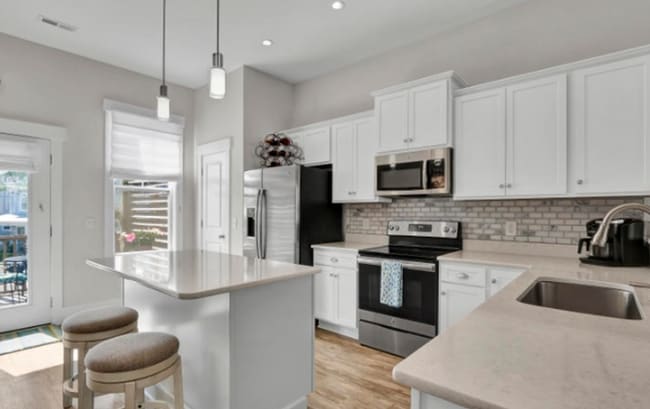 Building Photo - Spacious Summerwalk Townhome