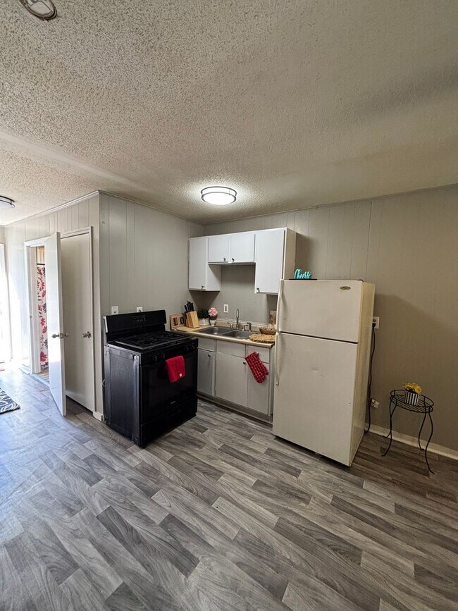 Building Photo - 390 N King St