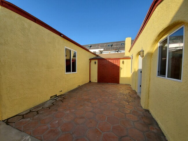 Building Photo - 2937 Virginia Ave